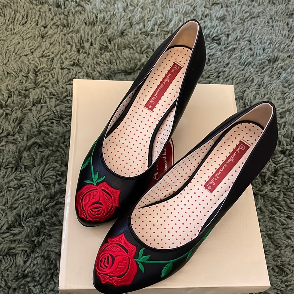 Black with red rose 🌹 short heels 👠